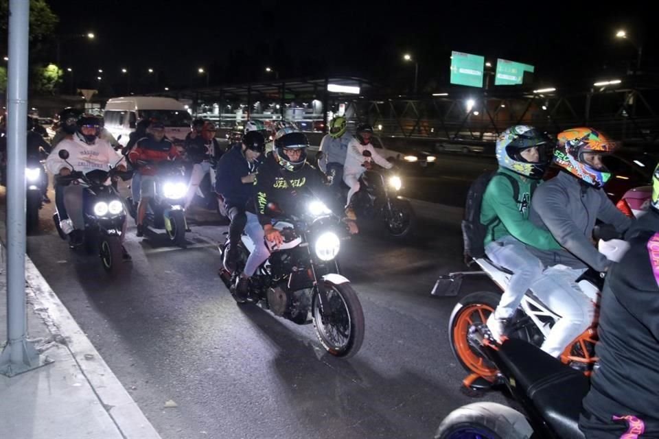 Cientos de motociclistas se dirigen al Monumento a la Revolución.