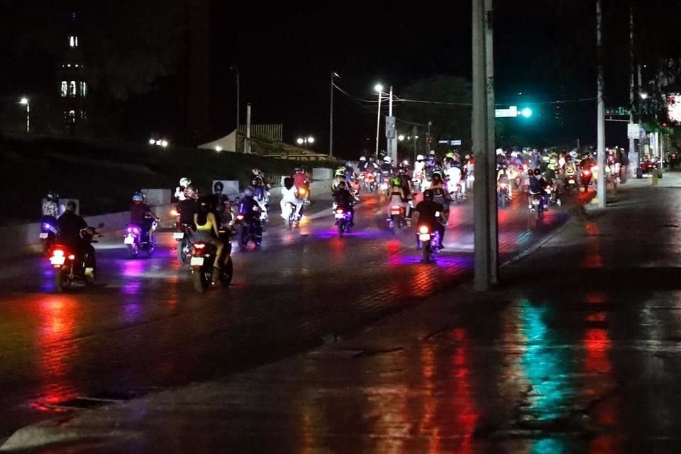 Cientos de motociclistas iniciaron la caravana en el Centro de Monterrey.