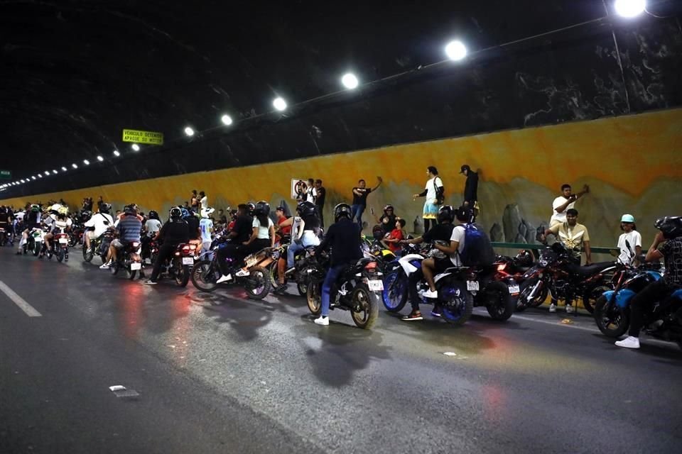 Durante unos 10 minutos, los motociclistas estuvieron en un carril del Túnel de la Loma Larga, con dirección a San Pedro.