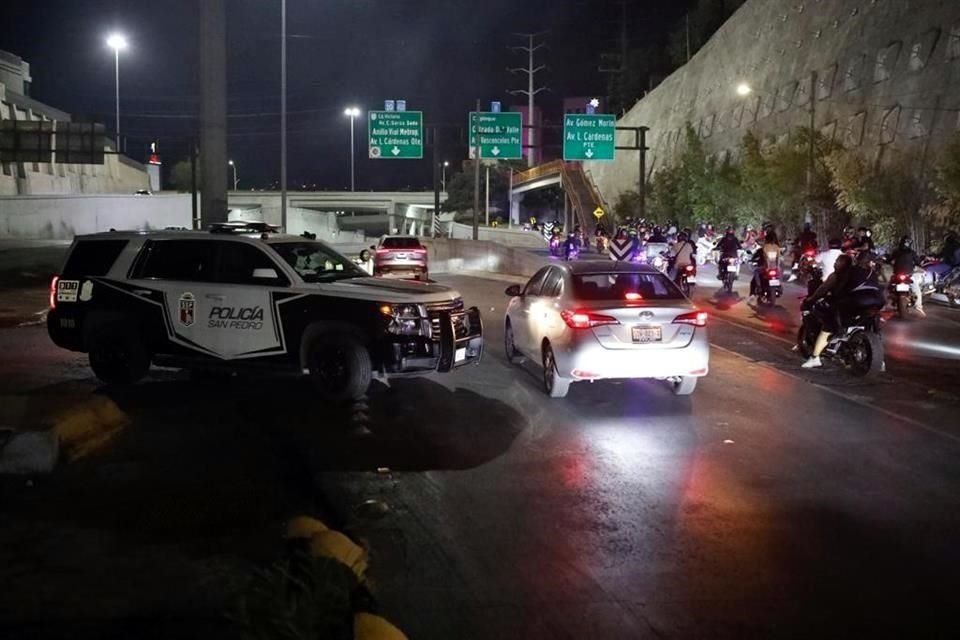 Una patrulla de San Pedro llegó al Túnel de la Loma Larga para dispersar a los motociclistas.