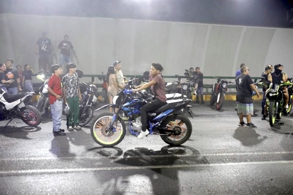 En el Túnel de la Loma Larga, los motociclistas dejaron sólo dos carriles disponibles, con circulación a San Pedro.