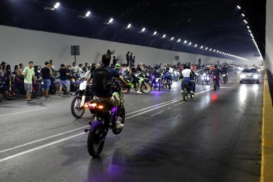 Durante su parada en el Túnel de la Loma Larga, algunos circularon en contra.