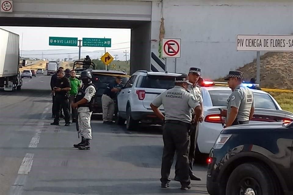 Ayer, un cuerpo colgado fue localizado en un puente en la Autopista a Laredo en el municipio de Ciénega de Flores.