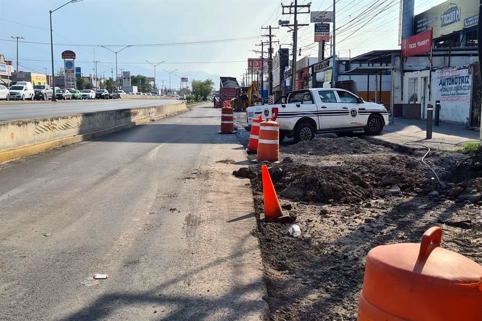 Trabajadores del municipio de San Nicolás y la paraestatal Agua y Drenaje realizan labores de manera simultánea en Rómulo Garza, a la altura de la colonia Industrias del Vidrio Oriente.
