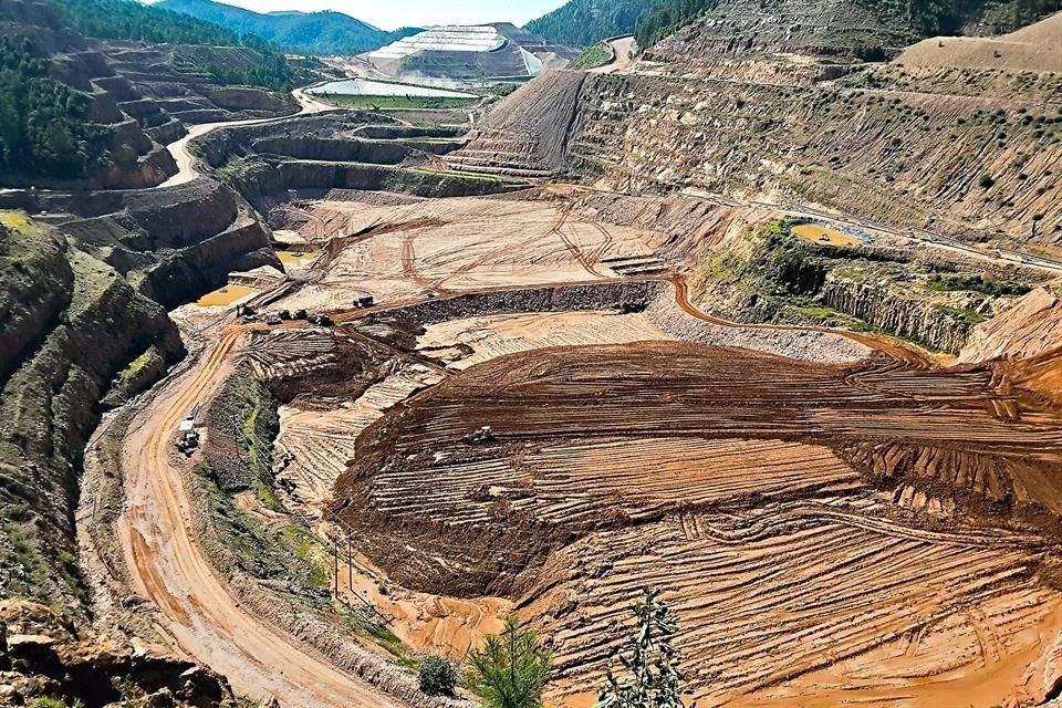 Tajo a cielo abierto de la mina de oro de Pínos Altos, de la empresa Agnico Eagle. La mina colinda con los ejidos Jesús del Monte, Gasachi y Basaseachi, Municipio de Ocapto, Chihuahua.