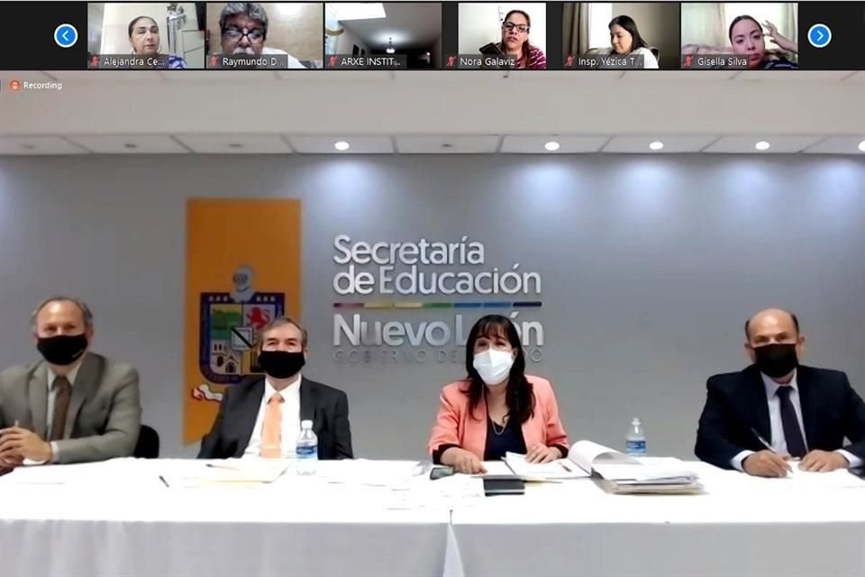 Ángeles Errisúriz, Secretaria de Educación, hizo el anuncio con José Rodríguez, director de secundarias; Luis Ibarra, director de primarias, y Herminio Cortez, Subsecretario Educación Básica.