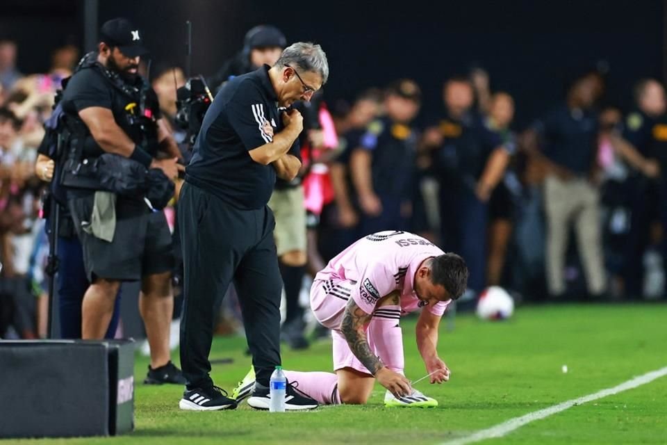 Gerardo Martino dio indicaciones a Messi antes de entrar.
