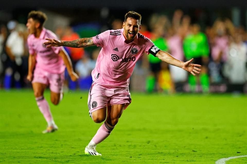 Con un tanto de tiro libre de Lionel Messi en el último minuto, el Inter Miami venció 2-1 al Cruz Azul en la Leagues Cup.