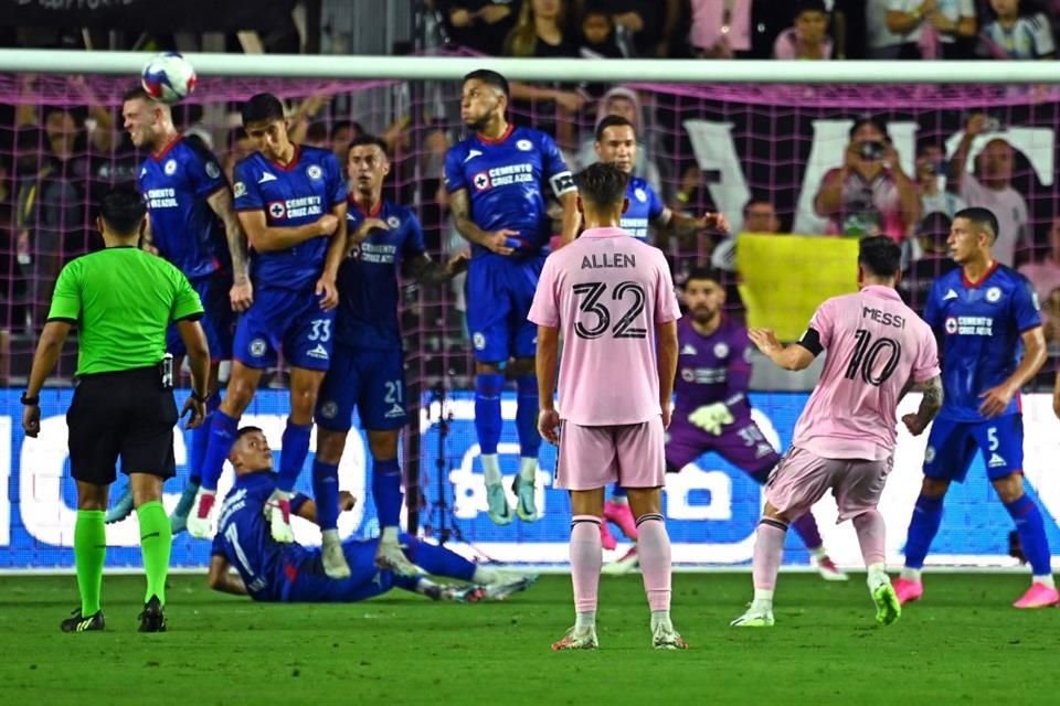 El tiro libre de Messi para el gol del triunfo.