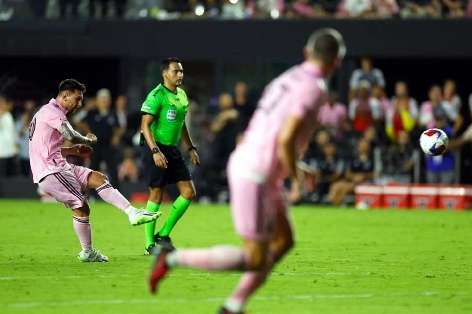 Messi marcó el gol del triunfo 2-1 en la compensación. Fue un tiro directo magistral.