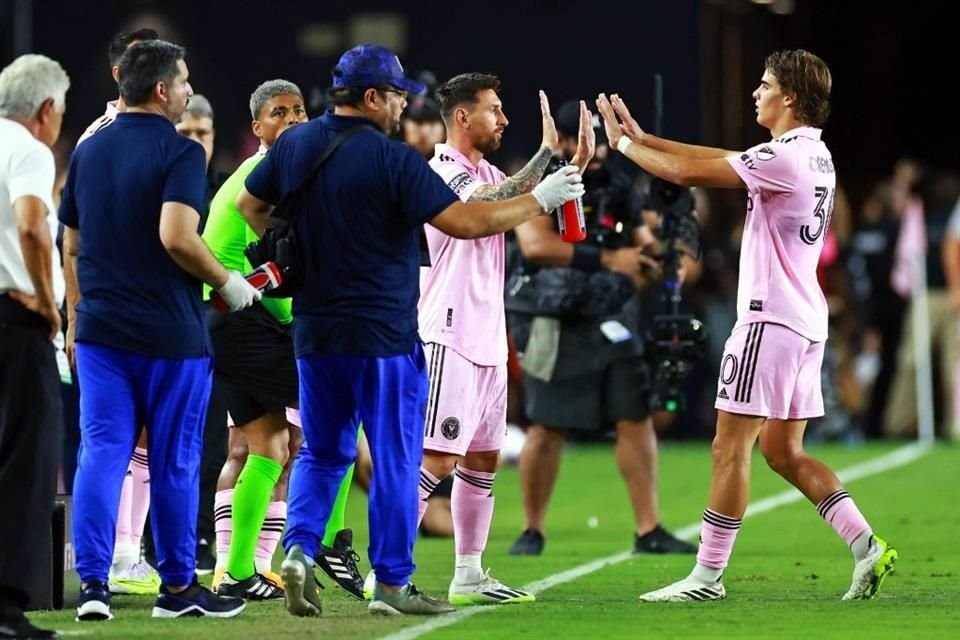 El argentino entró de cambio al minuto 55. Abrazó al jugador al que sustituyó, el mediocampista Benjamin Cremaschi.