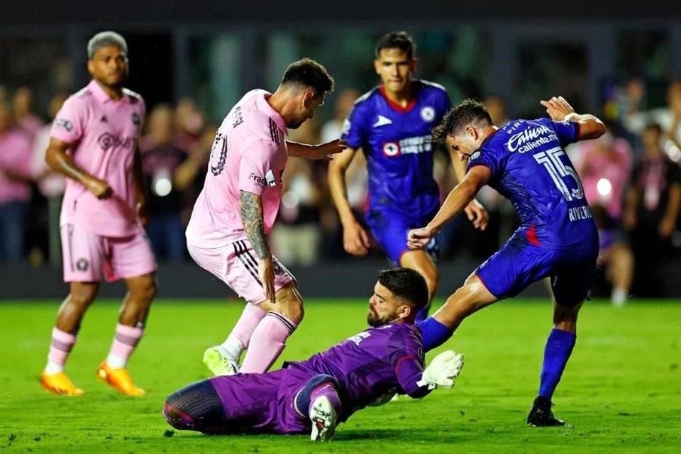 Las veces que el balón pasó por sus pies, se sintió el peligro para la Máquina.