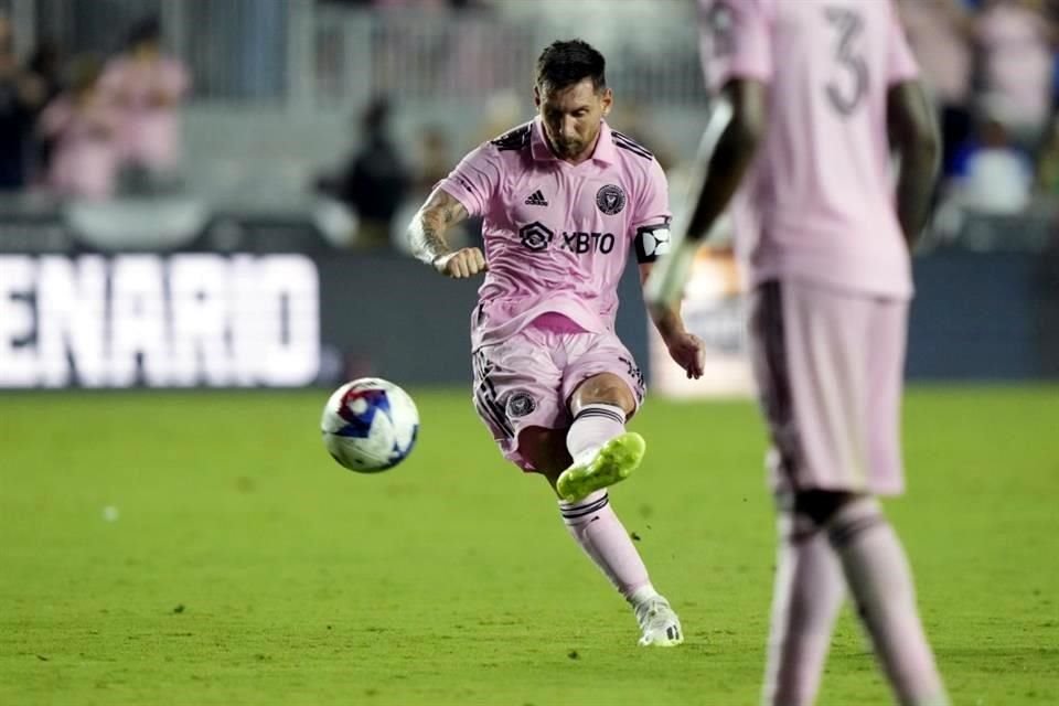 El gol de Messi llegó de tiro directo, ya en el ocaso del juego.