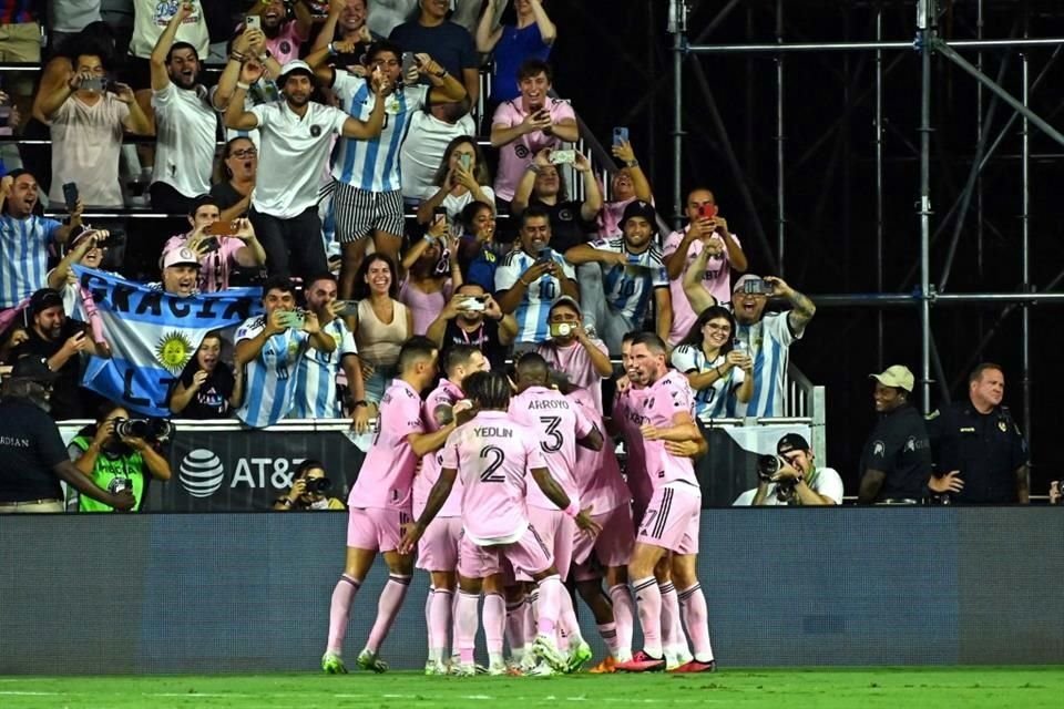 Más del festejo de Messi en su gol.