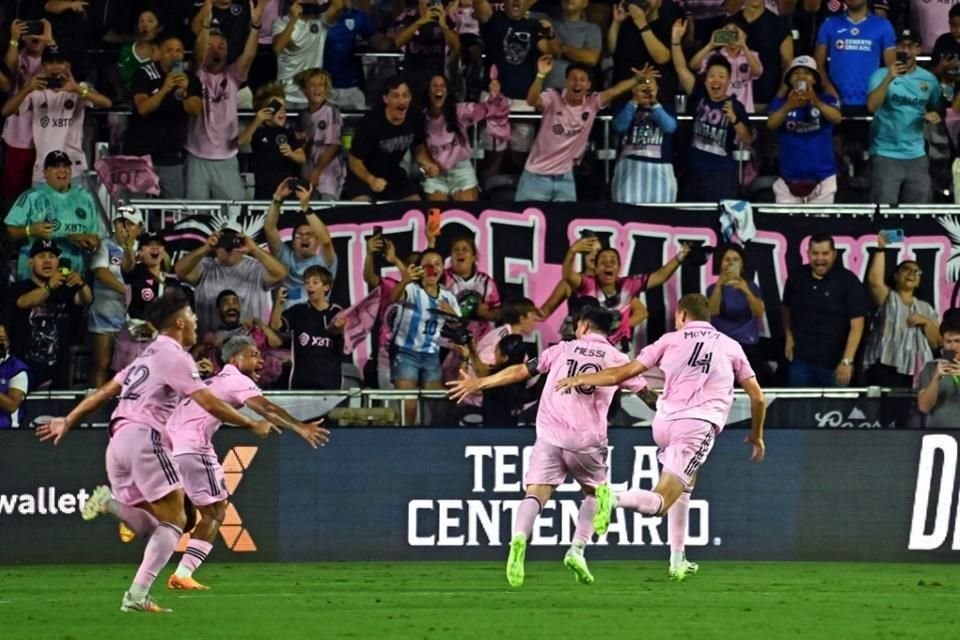 Nadie quería perderse el festejo de Messi.