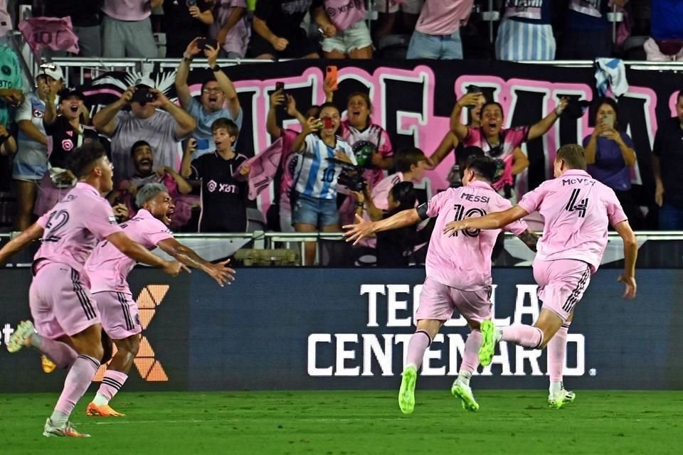 Nadie quería perderse el festejo de Messi.