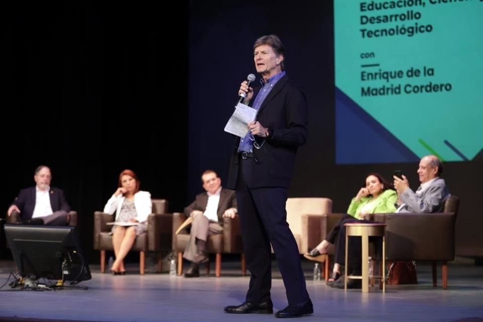 Enrique de la Madrid, aspirante a la Presidencia, sostuvo ayer un encuentro con la comunidad académica de la UANL.