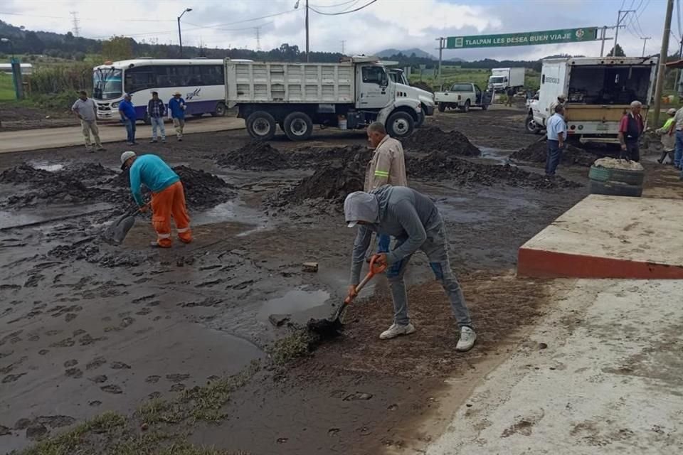 Carmona indicó que el resumidero para desalojar los caudales de lluvia fue desazolvado debido al lodo que se inscrustó en el sistema de bombeo.