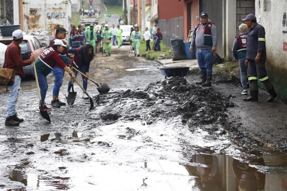 El Gobierno local envió a 240 trabajadores a la Calle Laureles para trabajar en las inundaciones de las casas.