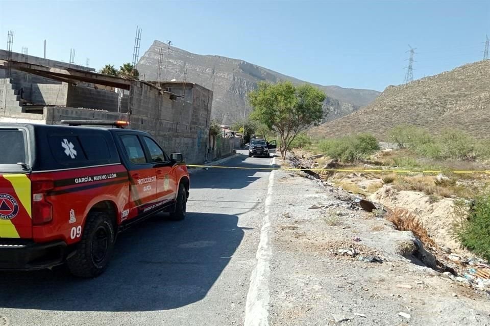 Con heridas de arma blanca en el rostro, un hombre fue encontrado asesinado en un terreno baldío, en García.