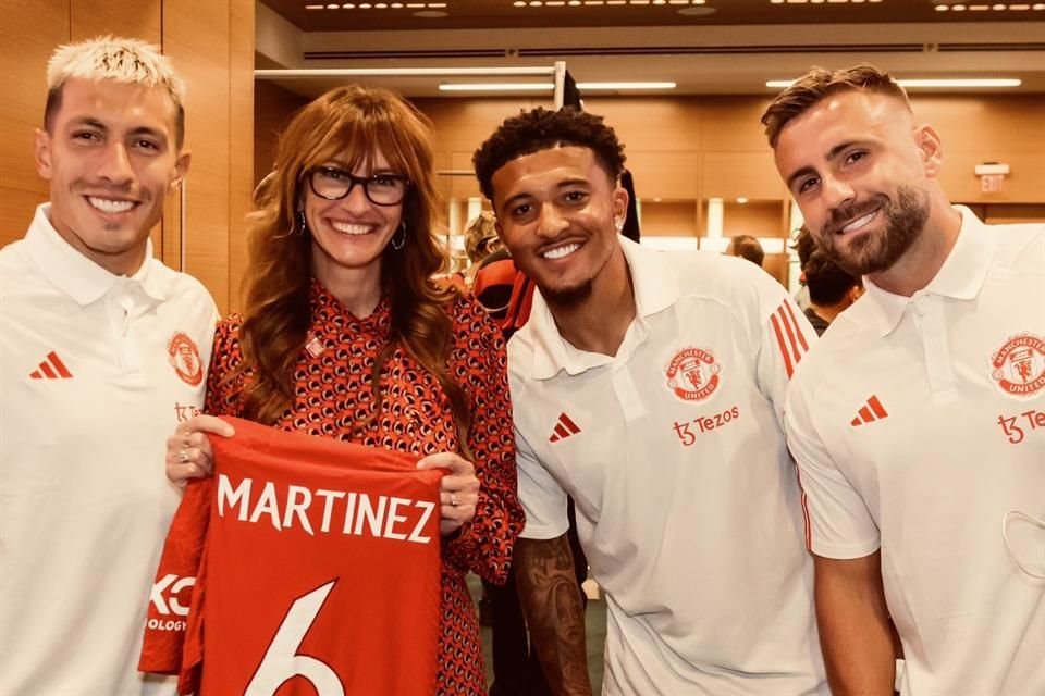 La actriz Julia Roberts sorprendió al Manchester United con una visita en los vestidores.