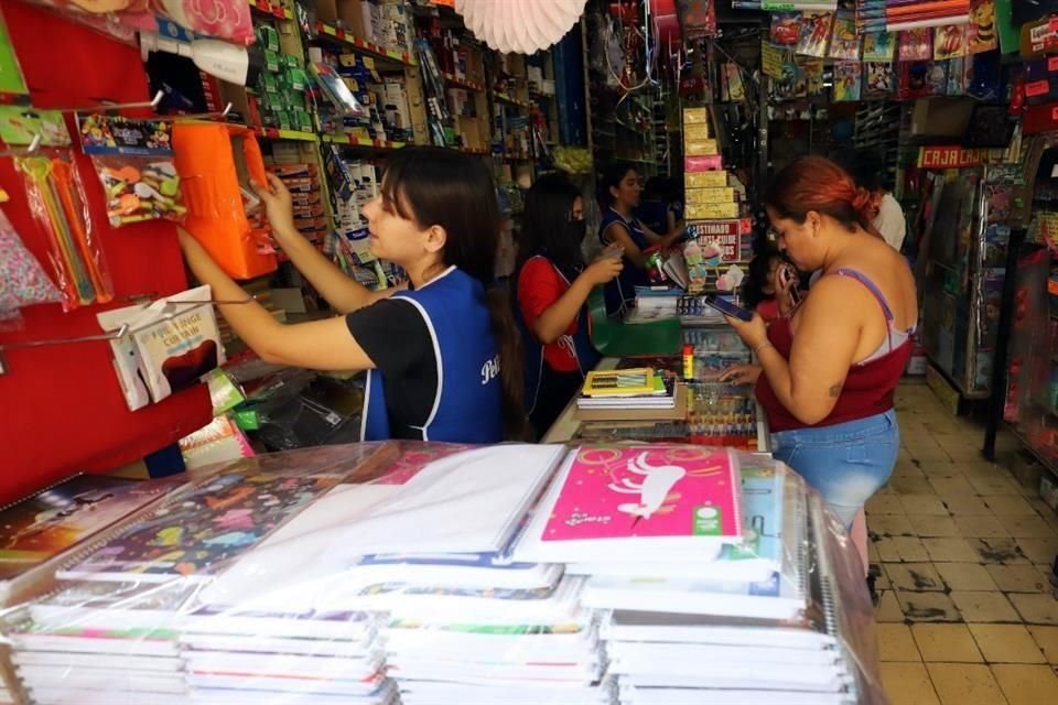 La Alianza Nacional de Pequeños Comerciantes indicó que conforme se acerque más la fecha del regreso a clases, en agosto, se ven aumentos en los productos de entre 30 y 40 por ciento.