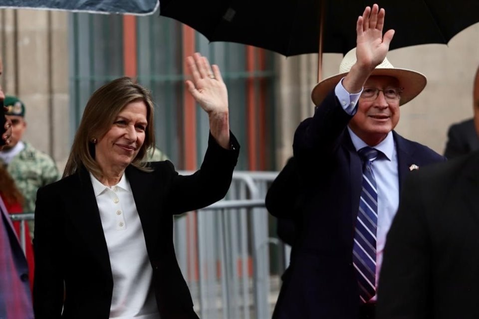 Elizabeth Sherwood-Randall, asesora de Seguridad Nacional de la Casa Blanca, y Ken Salazar, Embajador de EU en México, en su llegada a Palacio Nacional.