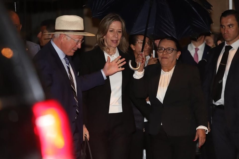 Tras casi 3 horas de reunión, AMLO calificó encuentro con Elizabeth Sherwood-Randall, asesora de Seguridad Nacional de Casa Blanca, como productivo.