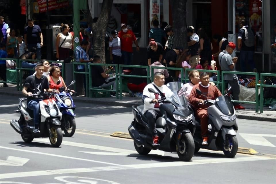 Sobre eje central, motociclistas exceden la velocidad o invaden carriles confinados.