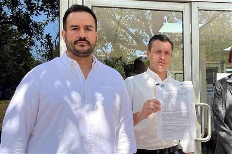 El Alcalde Luis Donaldo Colosio (der.) presentó la denuncia junto con su Secretario de Ayuntamiento, Agustín Basave.