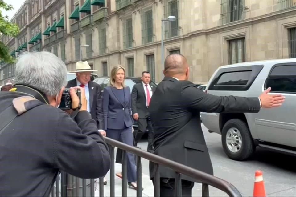 El Embajador Ken Salazar y Elizabeth Sherwood-Randall, asesora de Seguridad Nacional de la Casa Blanca, en Palacio Nacional.