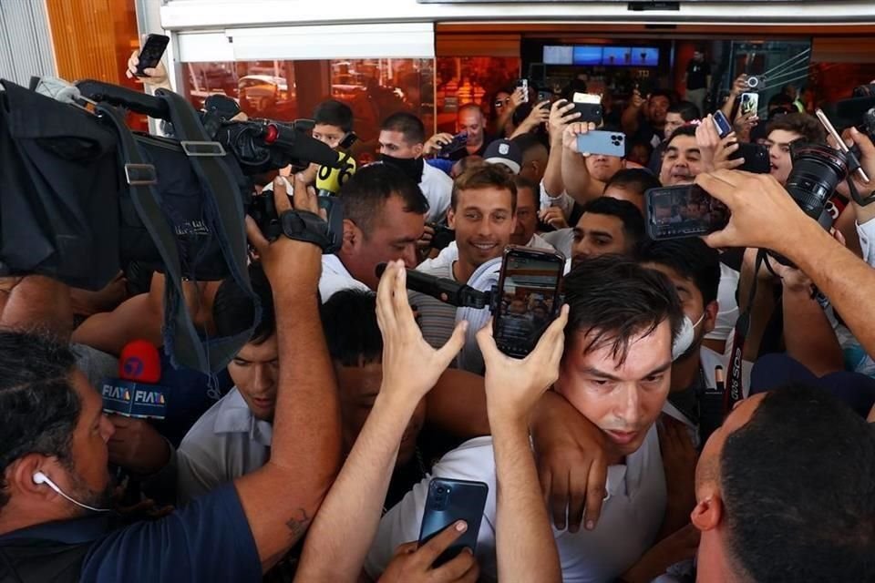 Unas 150 personas estuvieron en la llegada del español.