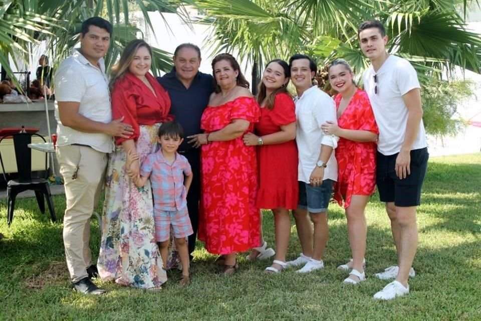 Érik Robles, Alicia García, Nicolás Robles, Arturo García, Alicia Villarreal de García, Mariana Garvi,  Amin Mussi, Andrea Garvi y Luis Montenegro García