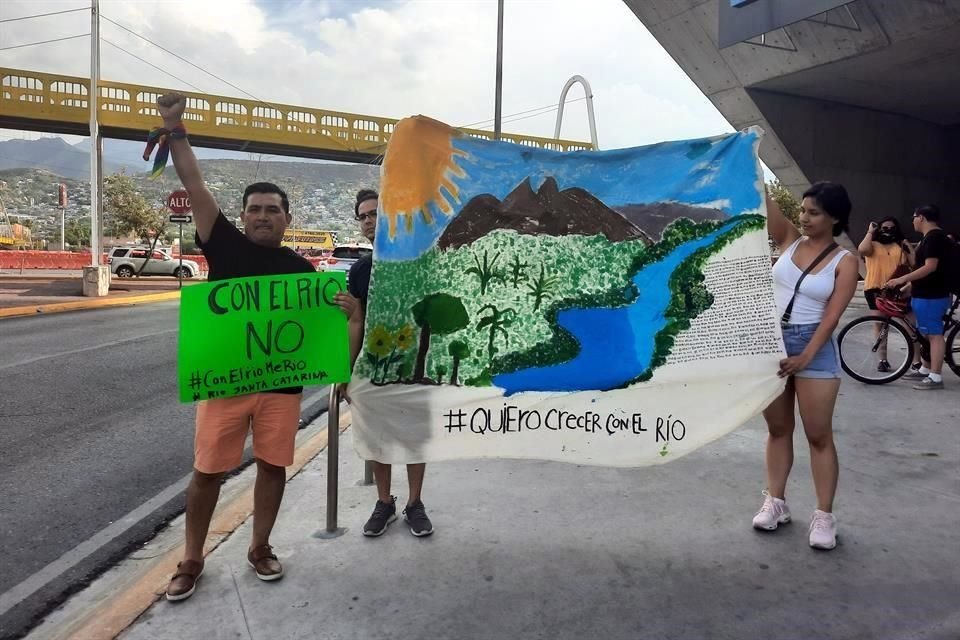 Protestantes en contra del desmonte del Río Santa Catarina.