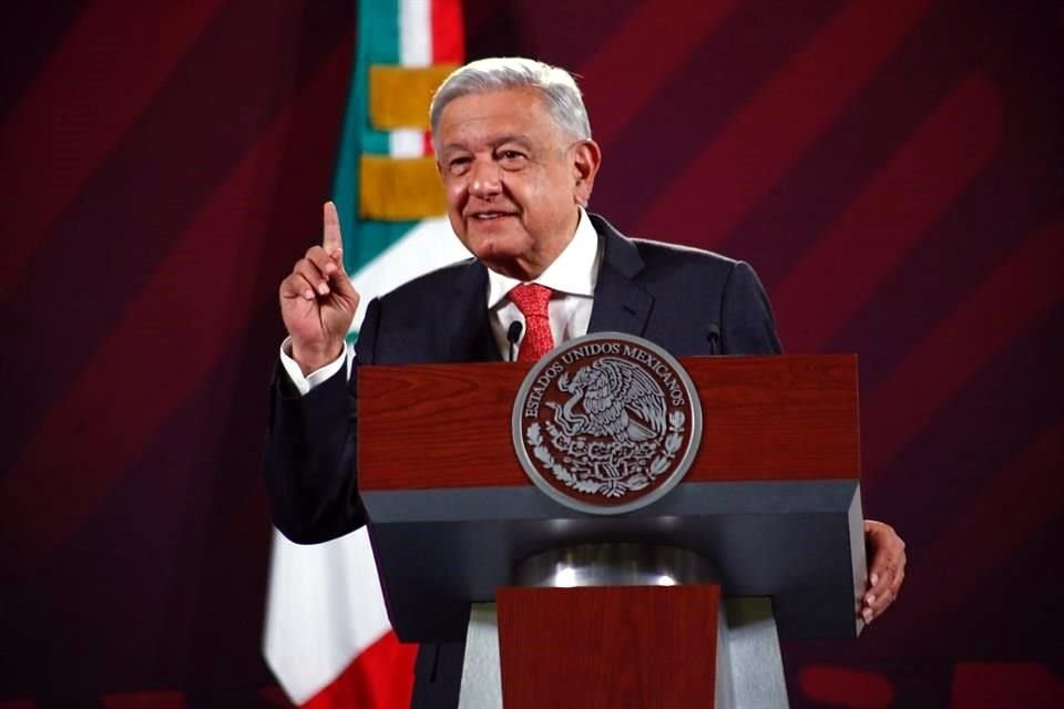 AMLO dijo que no es cierto que el Ejército y la Marina hayan bloqueado información sobre caso Ayotzinapa, como afirmó el GIEI antes de irse.