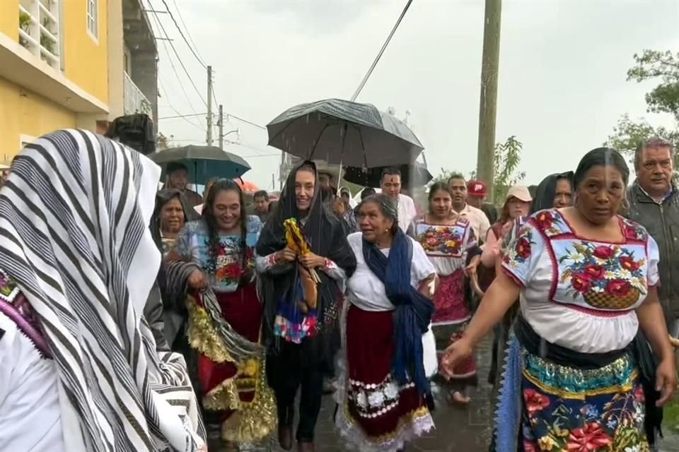 La ex Jefa de Gobierno visitó la comunidad purépecha de Cherán Atzicuirín.