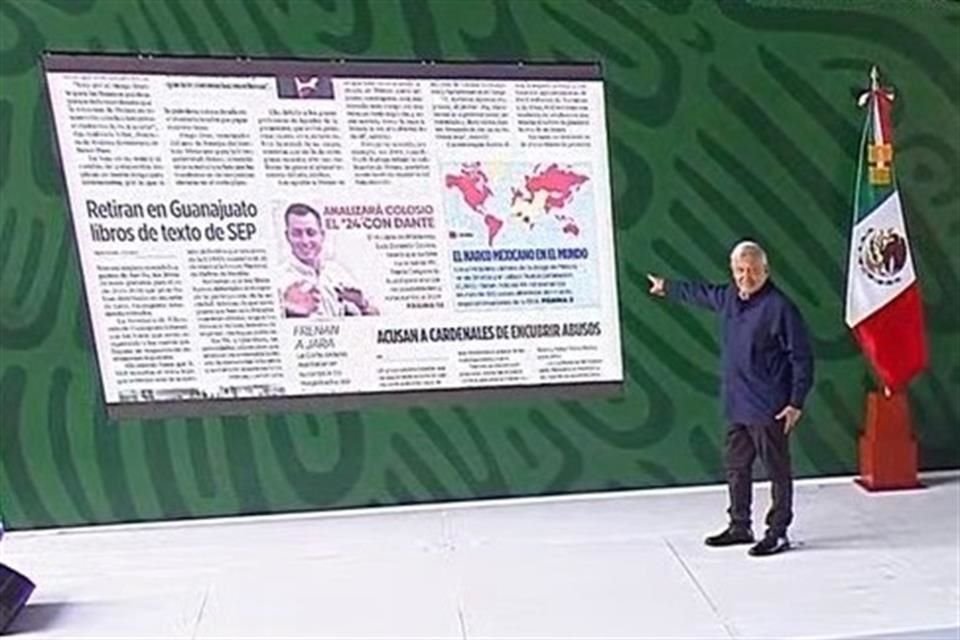 El Presidente López Obrador mostró la portada de REFORMA.