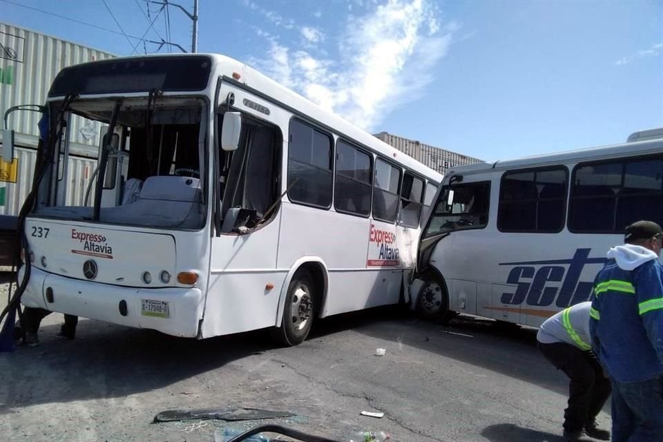 Las unidades no llevaban pasajeros cuando se registró el percance por la Avenida Chocolate, al norte del Libramiento Noreste.