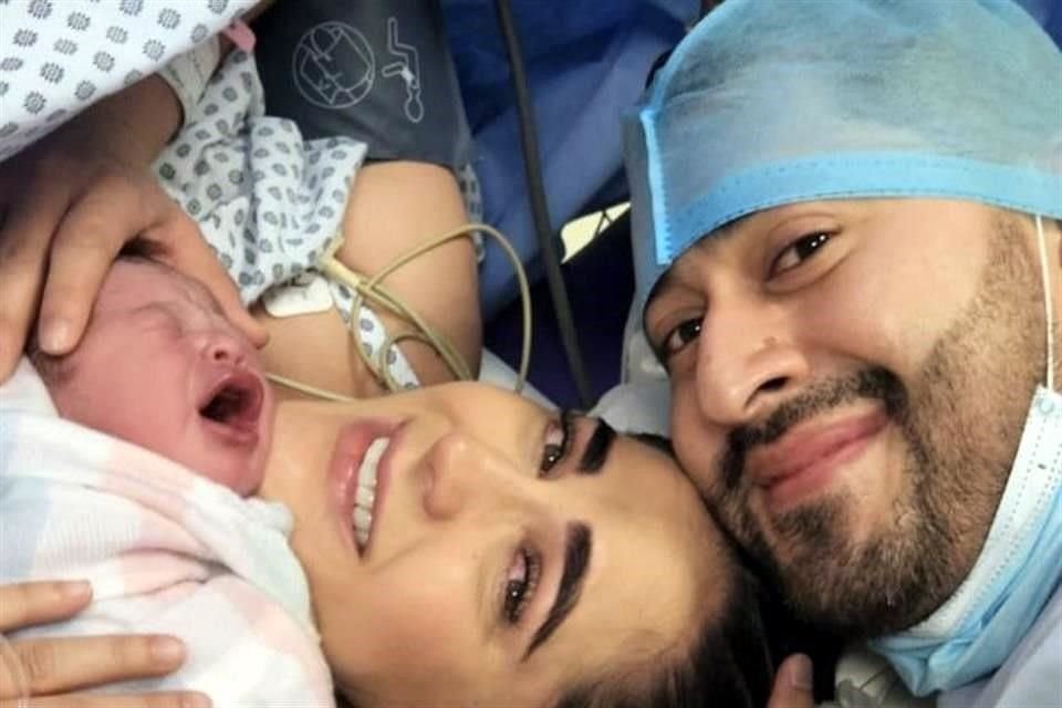 Karla Chávez de Capetillo y Jonathan Capetillo están felices porque ya nació su primogénita a la que llamaron Charline, y tanto ella como su mamá se encuentran perfectamente bien. ¡Felicidades!