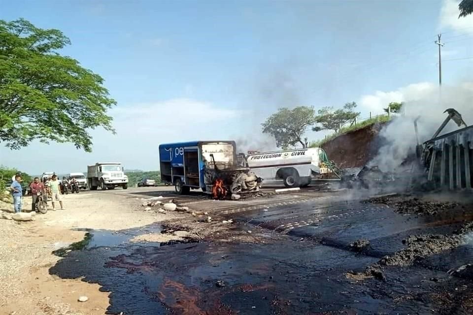 Pobladores rapiñaron la mercancía en medio del fuego.