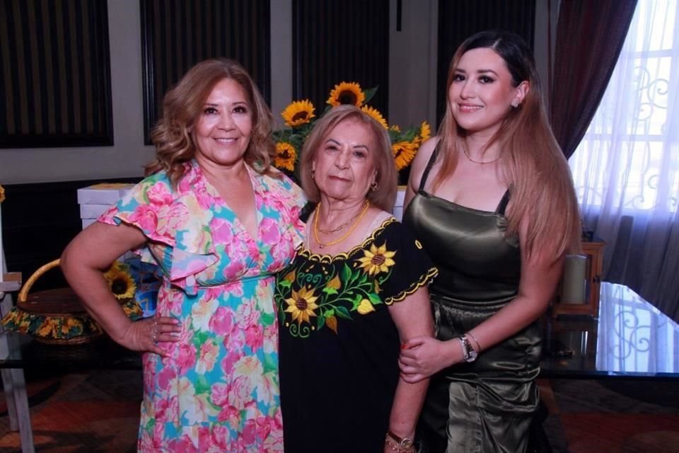 Sonia Martínez de Ávila, María Elena Hernández de Martínez y Karla Ávila