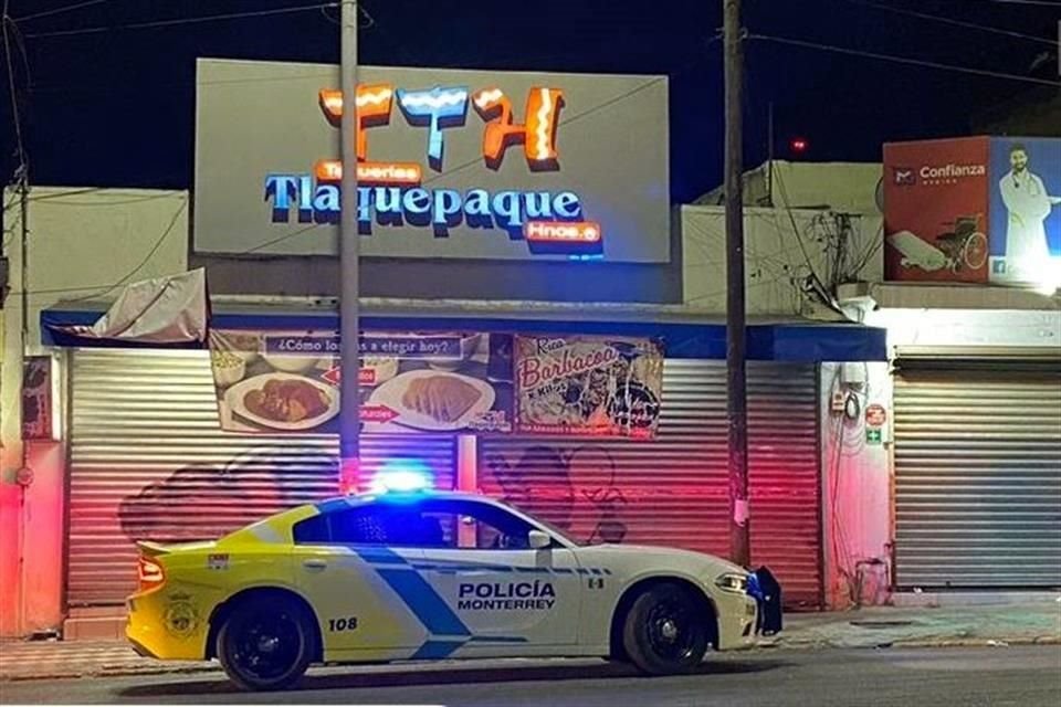 Con cuchillos en la manos, dos hermanos fueron detenidos cuando asaltaban a empleados de una taquería, en el centro de Monterrey.