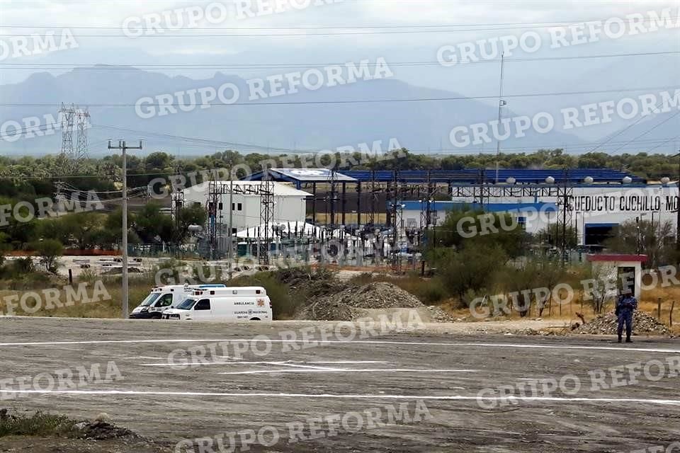 Detrás de la Refinería de Cadereyta se localiza la Planta de Bombeo Tres que forma parte del Acueducto El Cuchillo II.