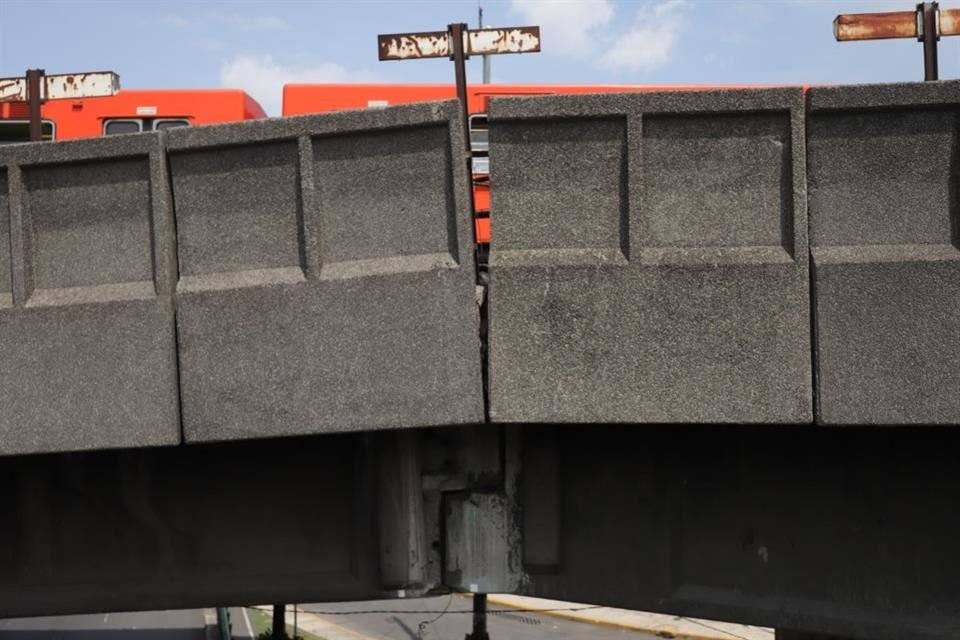 Los hundimientos diferenciales, causados por el comportamiento del suelo y el paso de trenes, son visibles principalmente en las zonas elevadas de la terminal.