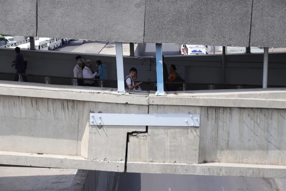 La Sobse colocó barras de acero debajo del viaducto por donde circulan los trenes provenientes de Tacubaya para apuntalar la estructura.