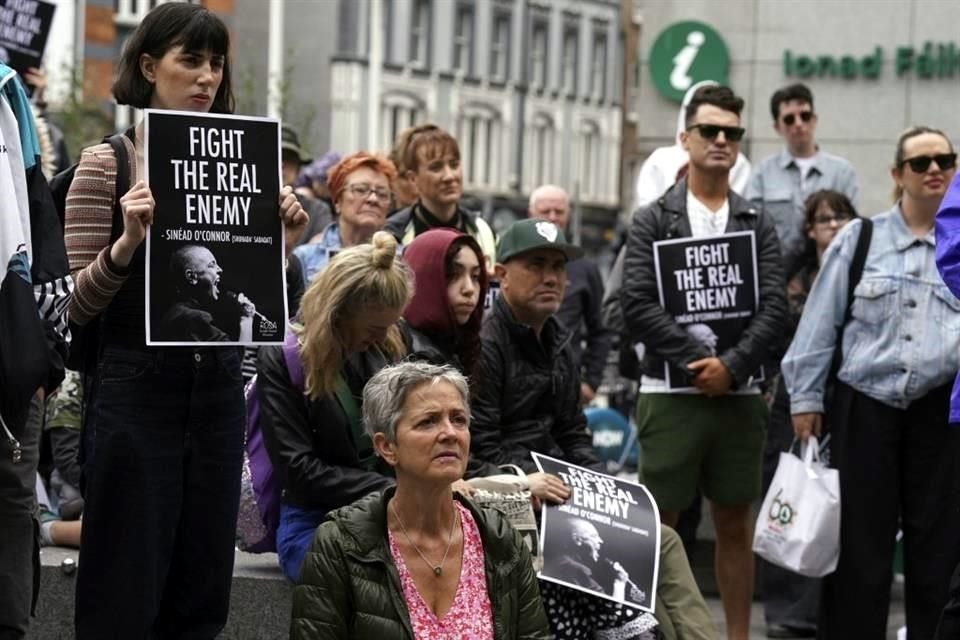 Los fanáticos se reúnen en Barnardo Square para cantar en memoria de la cantante y compositora irlandesa Sinead O'Connor, en un evento organizado por el grupo feminista ROSA.