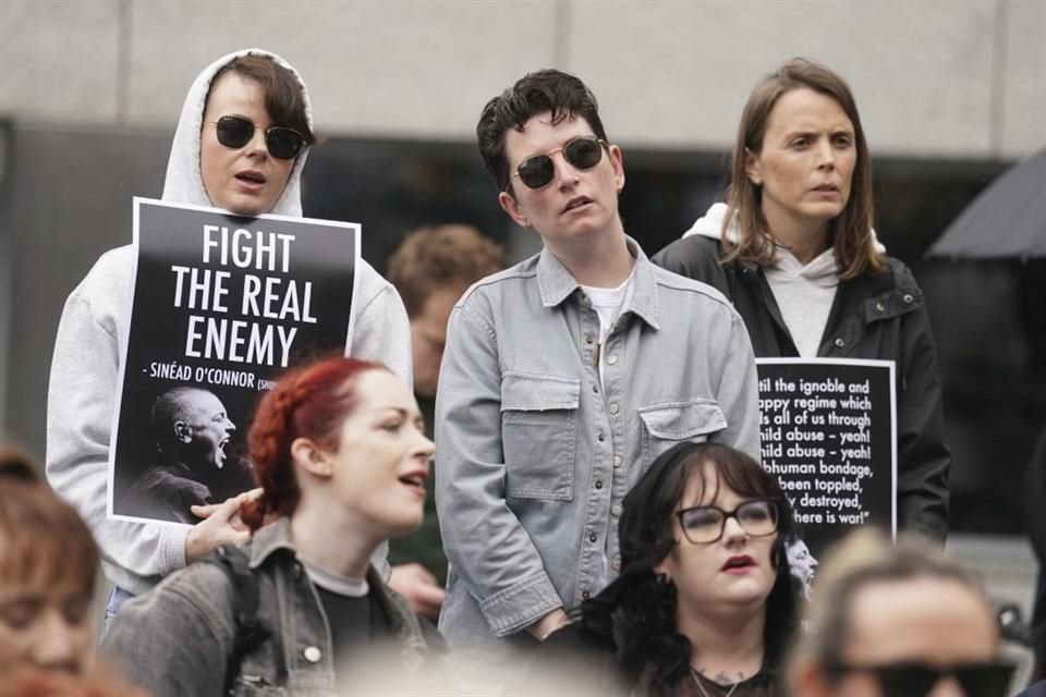 Los fanáticos se reúnen en Barnardo Square para cantar en memoria de la cantante y compositora irlandesa Sinead O'Connor, en un evento organizado por el grupo feminista ROSA