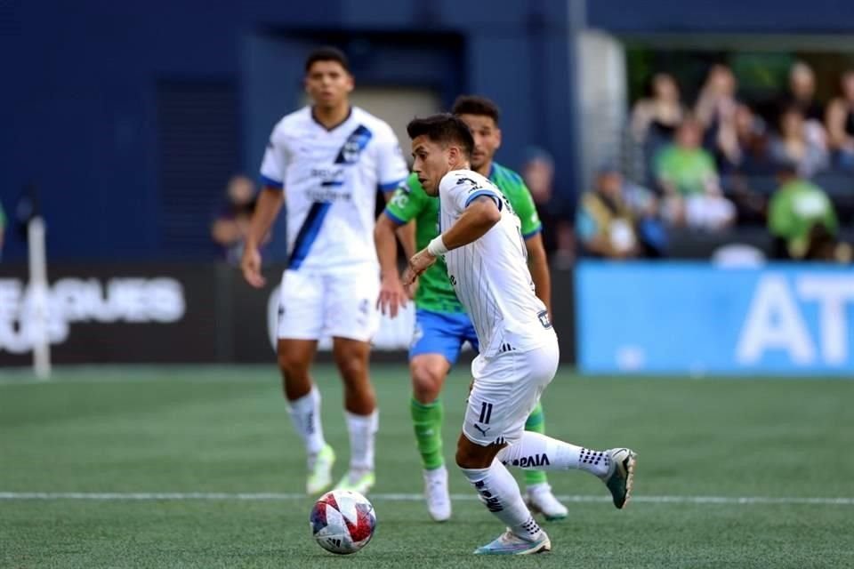 Maxi Meza estuvo muy activo al frente y fue el encargado de acarrear balones al área rival.