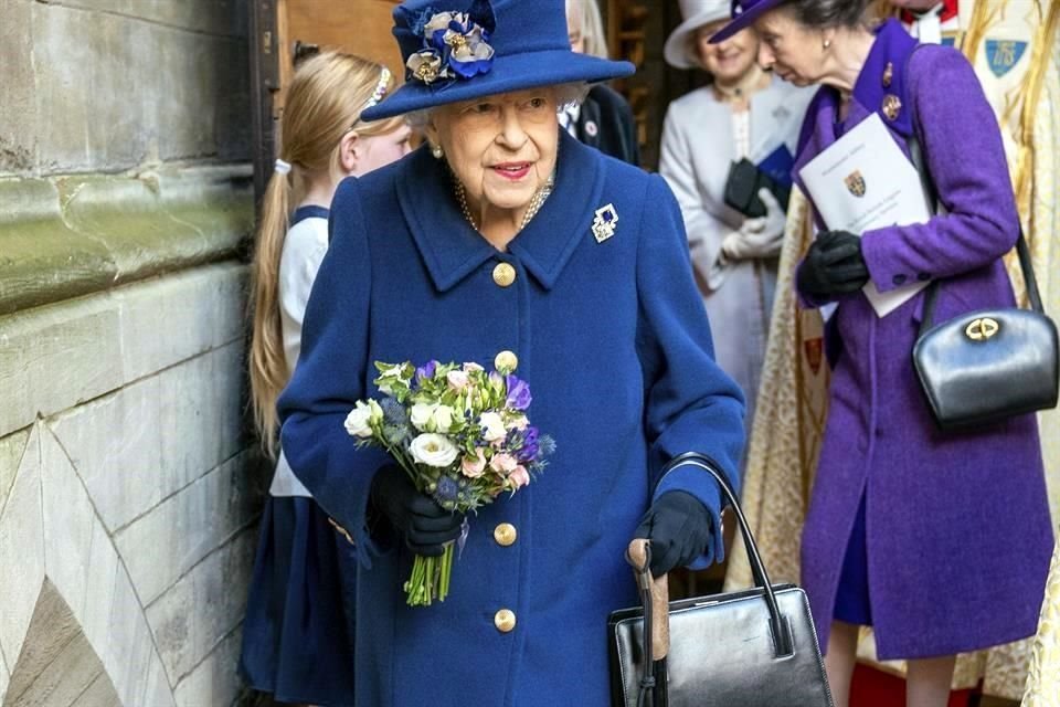 La primera estatua conmemorativa de la reina Isabel II está en sus últimos detalles; la monarca estará acompañada de sus perritos corgis.