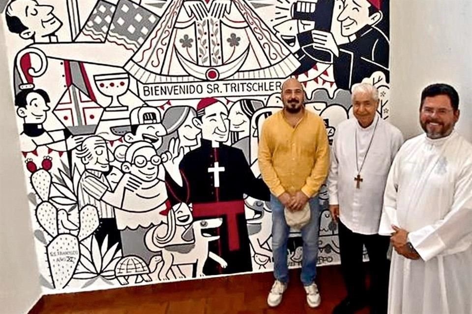 El artista Gustavo Fernando Caballero Talavera (izq. a der.), Arzobispo Rogelio Cabrera López y el Padre Raúl Mena.